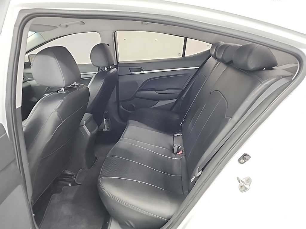 HYUNDAI Avante - Vista 12