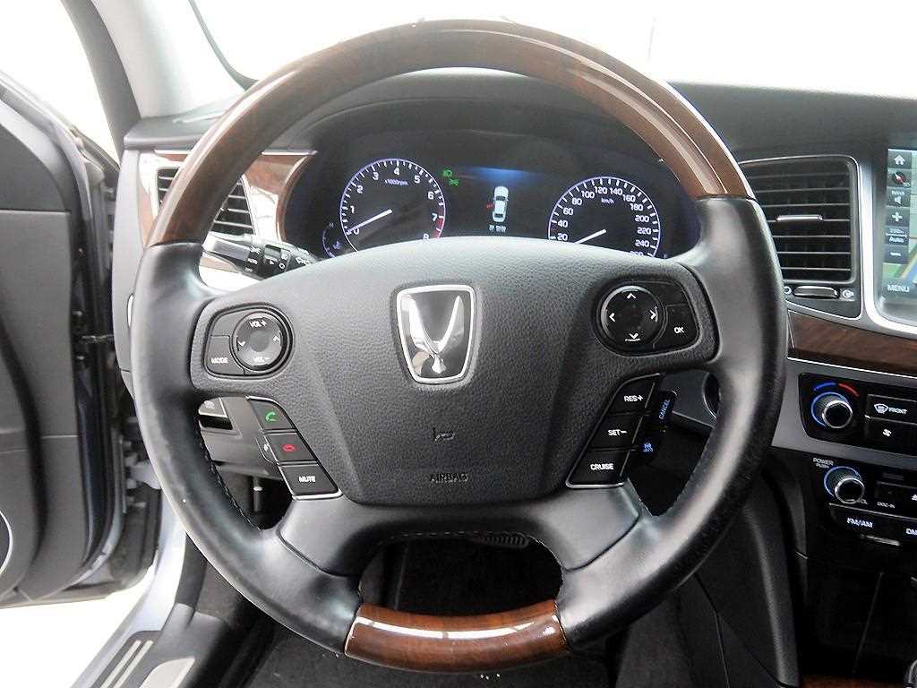 HYUNDAI Equus - Vista 10