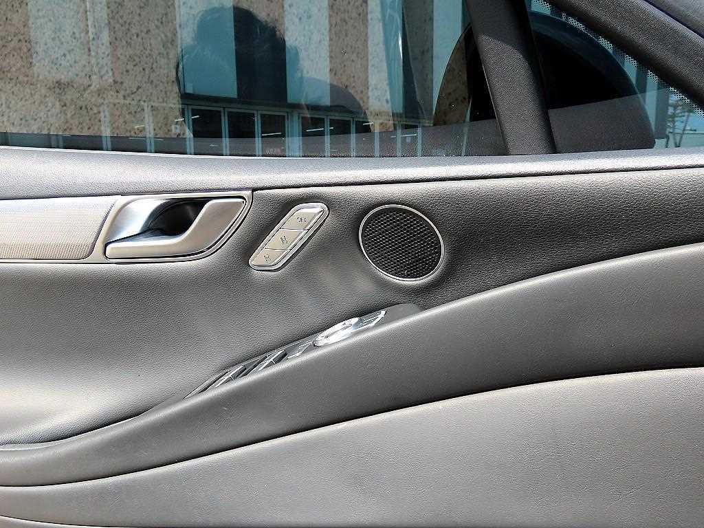 Genesis G80 - Vista 12