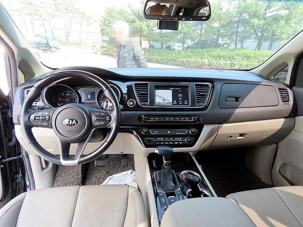 KIA Carnival - Vista 7