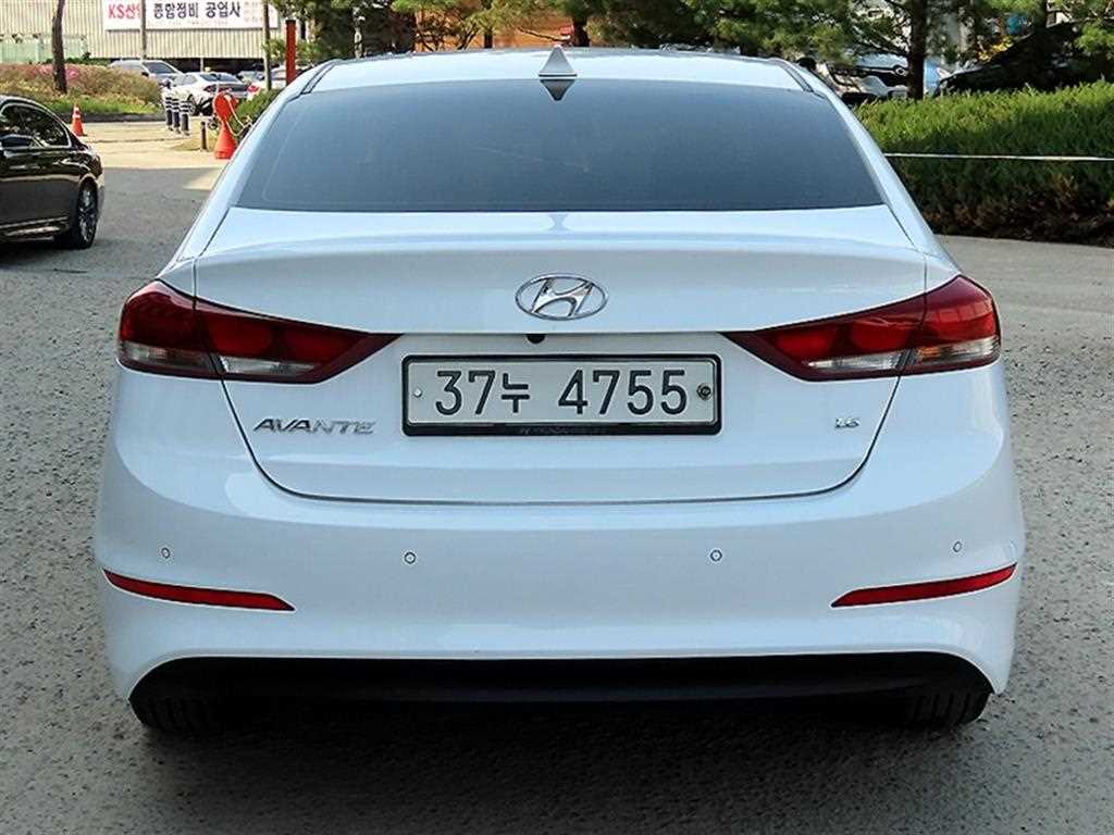 HYUNDAI Avante - Vista 4