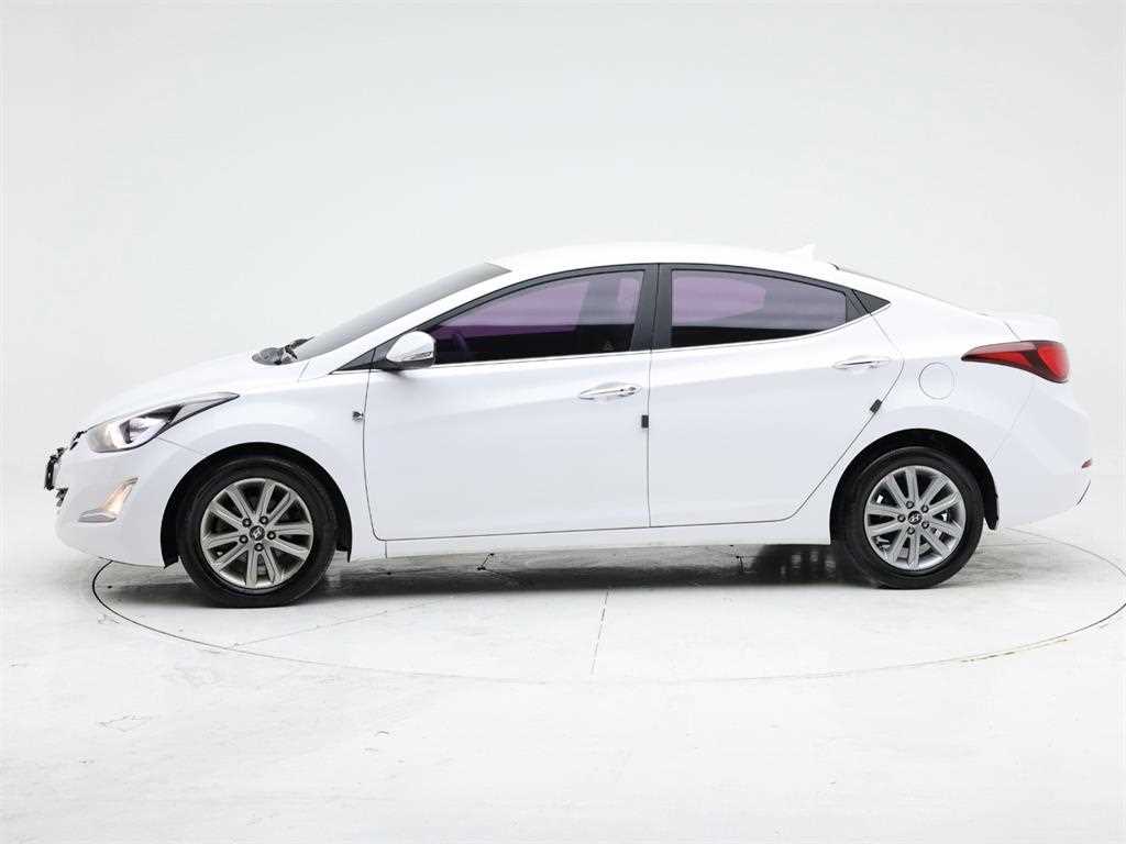 HYUNDAI Avante - Vista 3