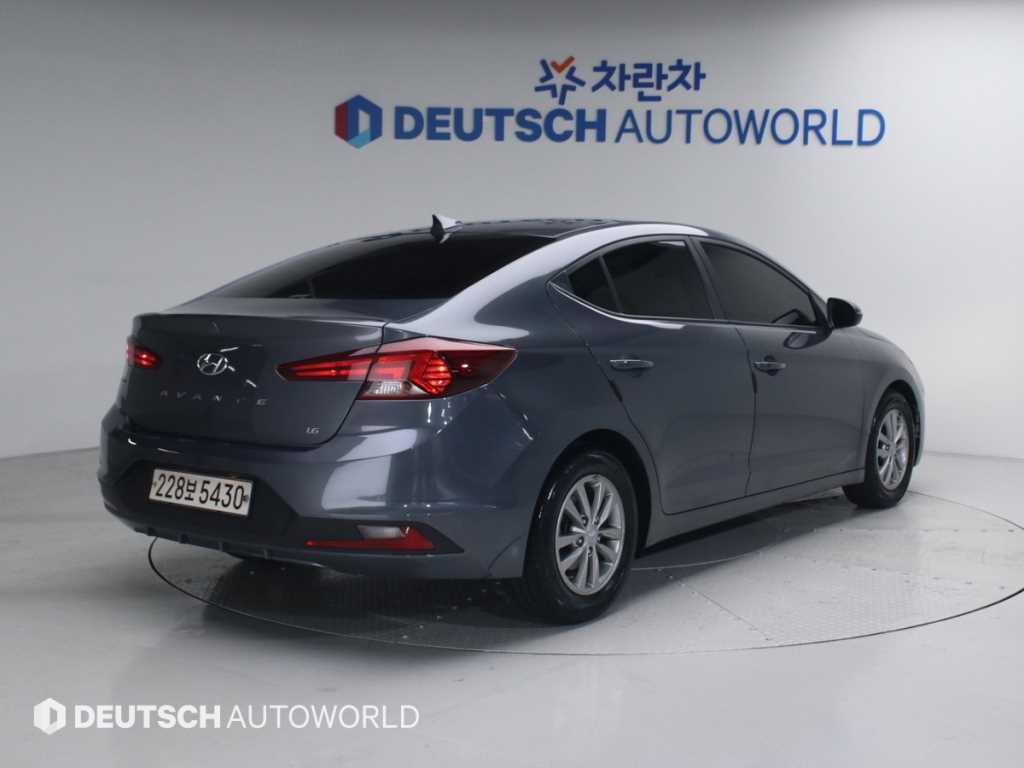 HYUNDAI Avante - Vista 2