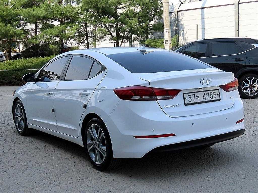 HYUNDAI Avante - Vista 3