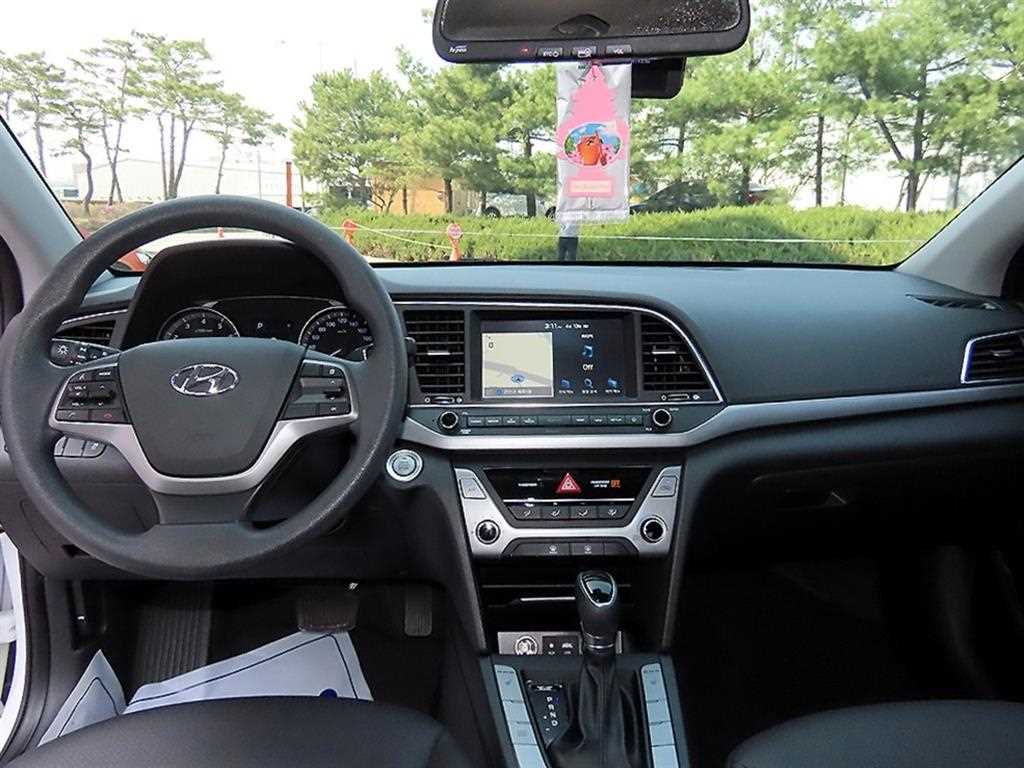 HYUNDAI Avante - Vista 7