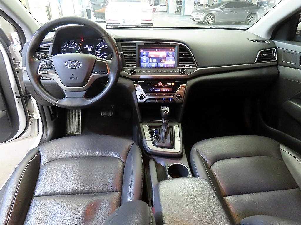 HYUNDAI Avante - Vista 10