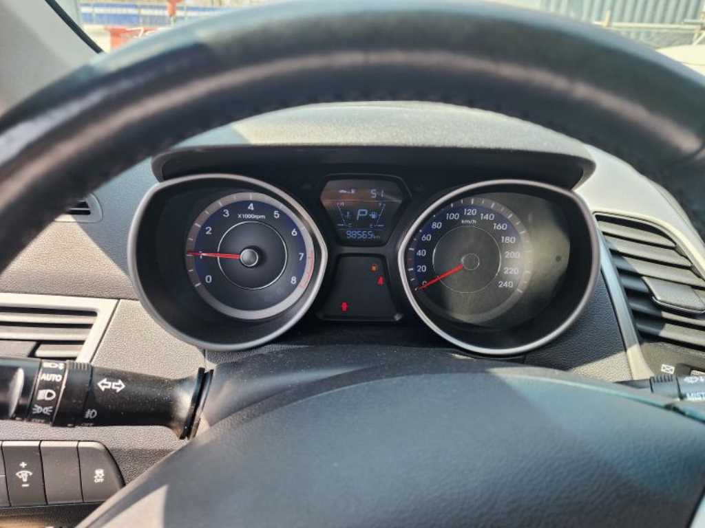 HYUNDAI Avante - Vista 7