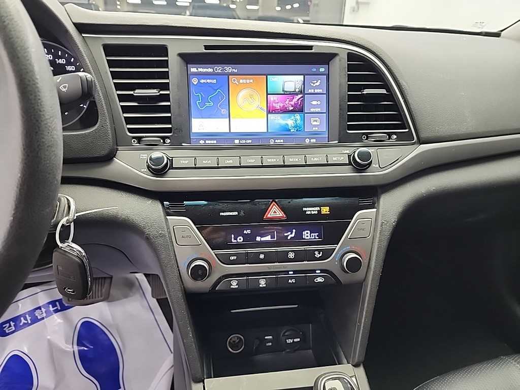 HYUNDAI Avante - Vista 10