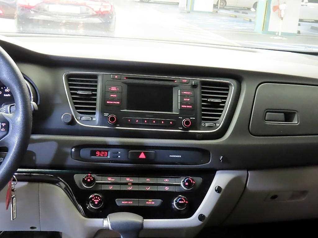 KIA Carnival - Vista 10