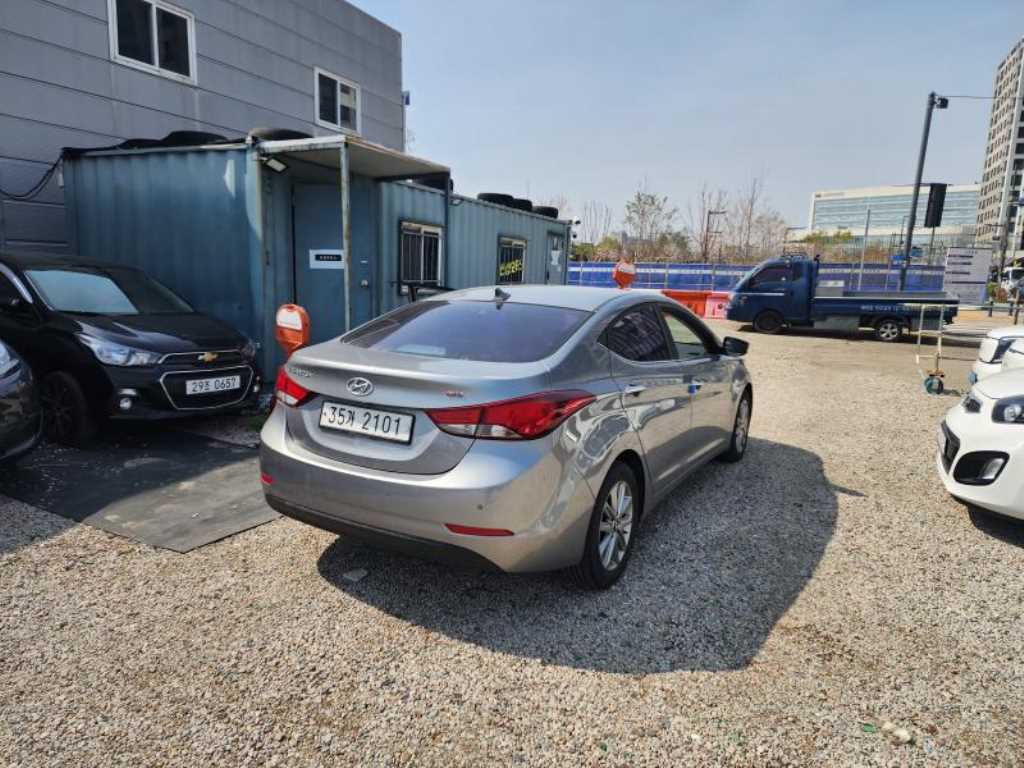 HYUNDAI Avante - Vista 5