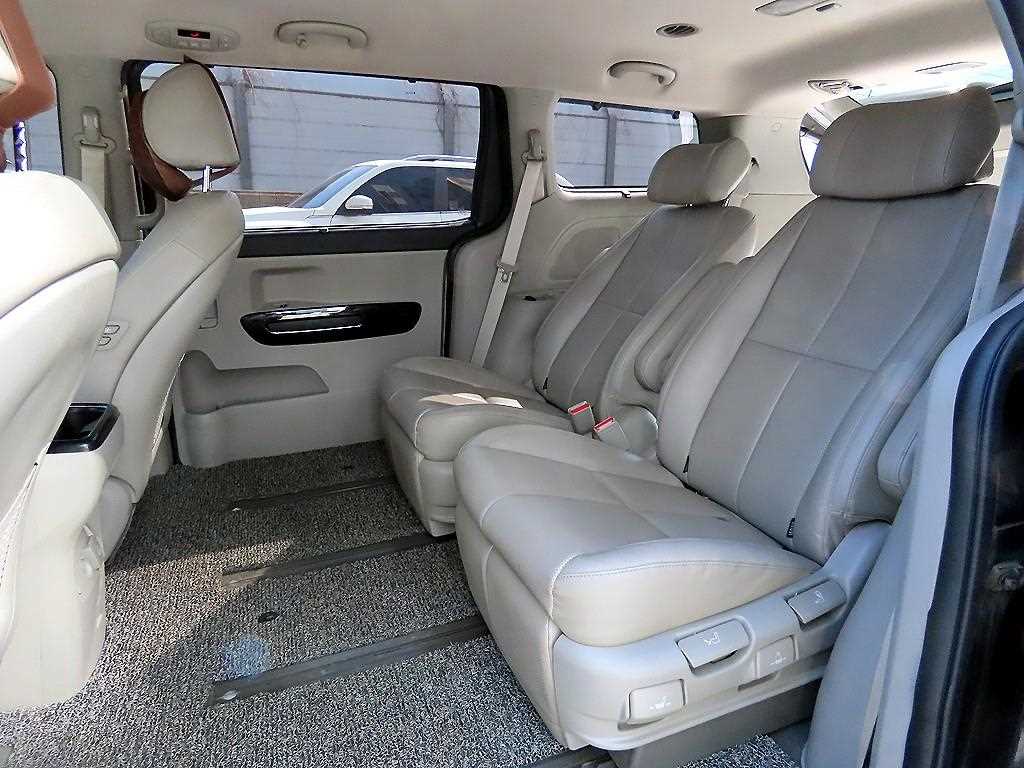 KIA Carnival - Vista 6
