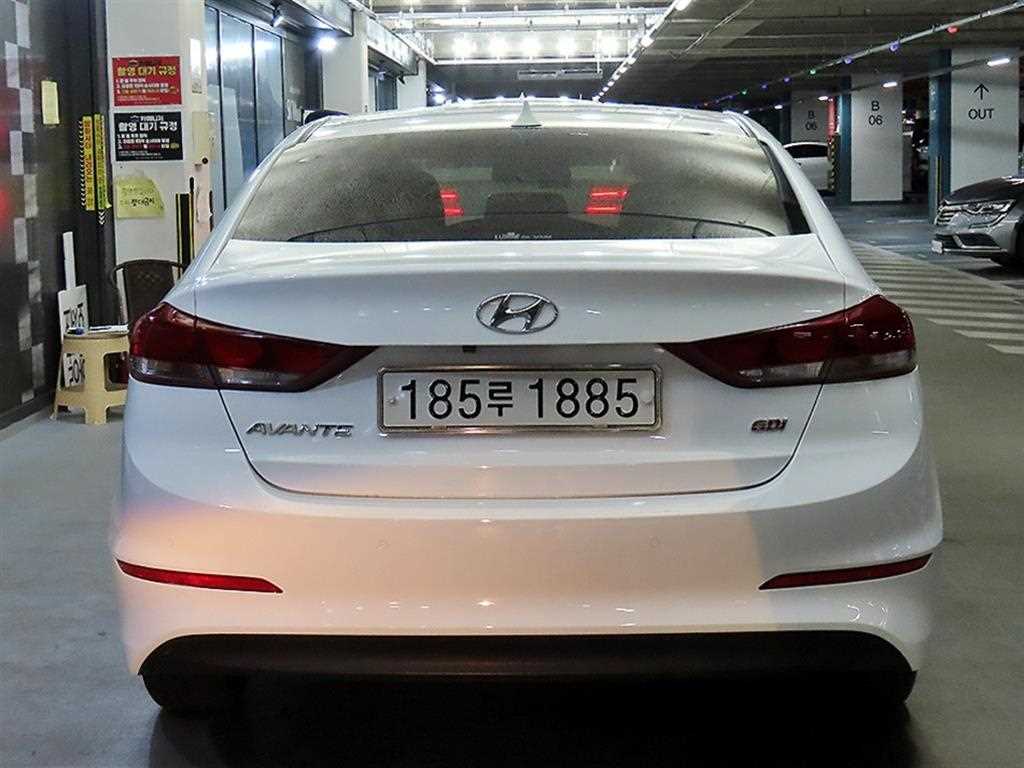 HYUNDAI Avante - Vista 5