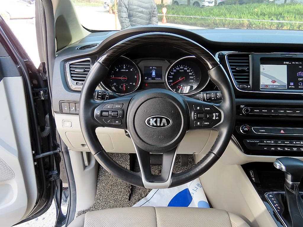 KIA Carnival - Vista 8