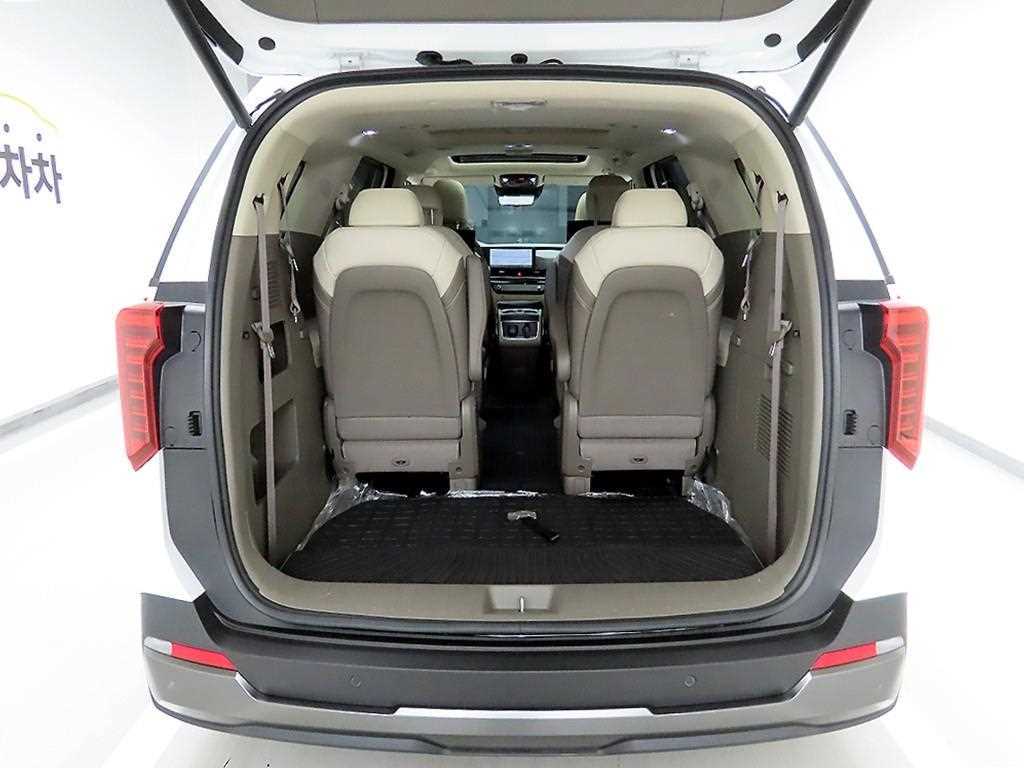 KIA Carnival - Vista 5