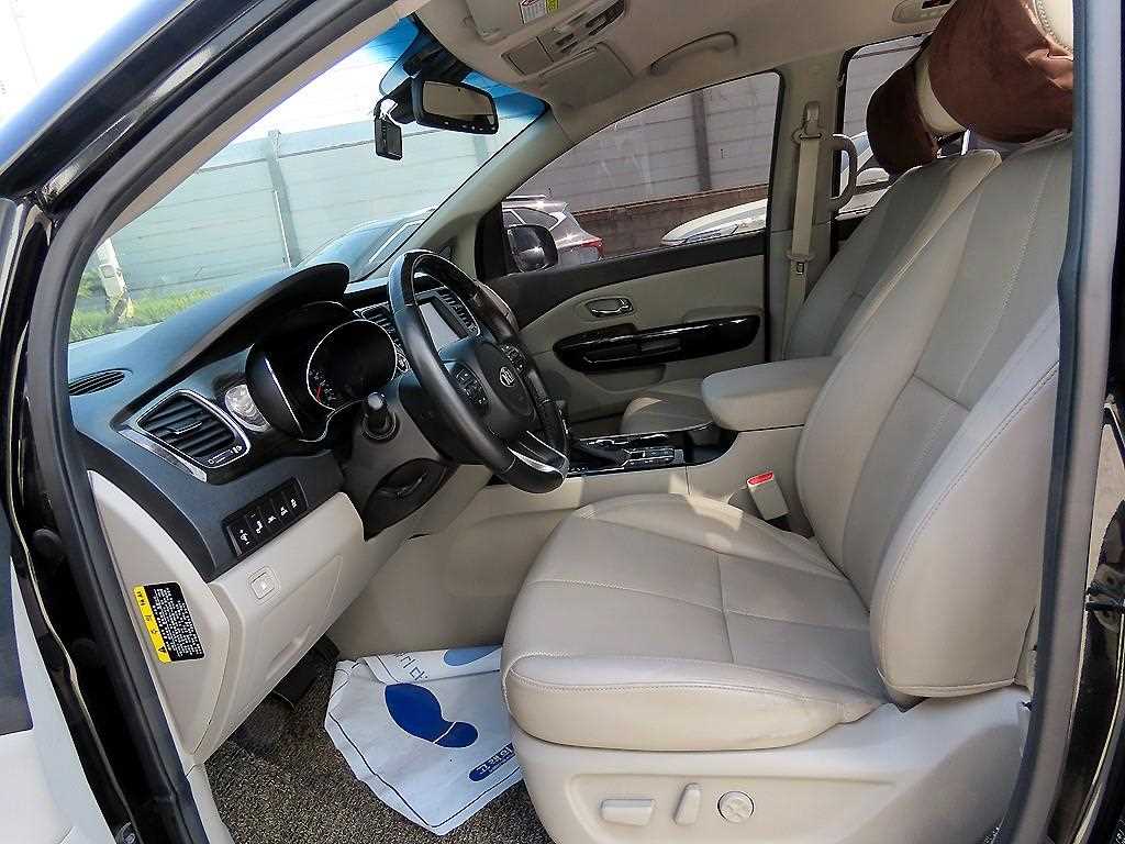 KIA Carnival - Vista 5