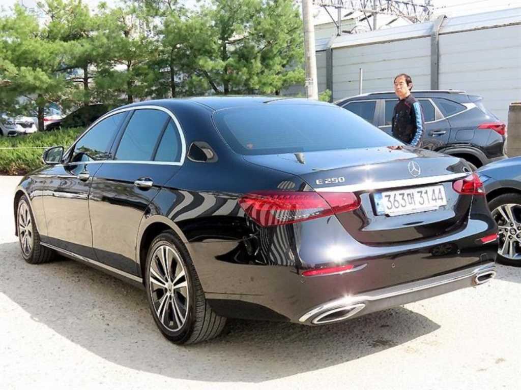 Mercedes Benz E class - Vista 3