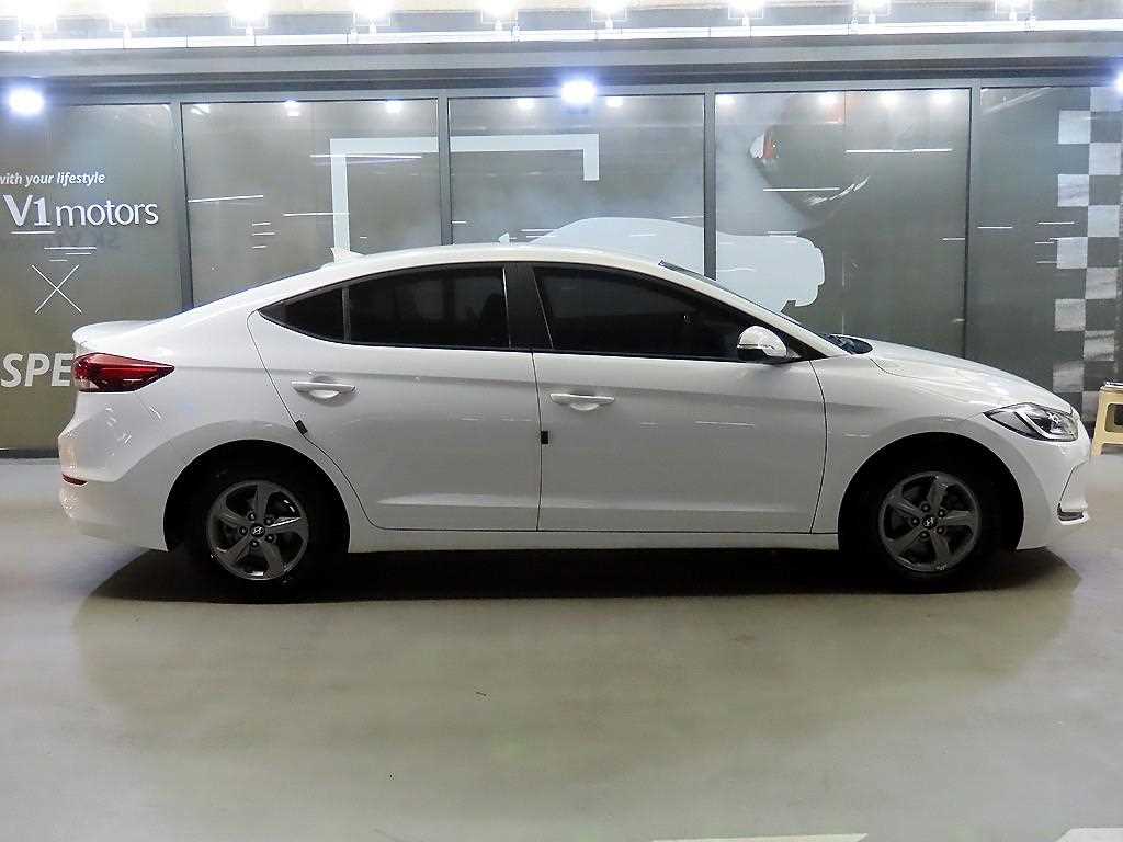 HYUNDAI Avante - Vista 3