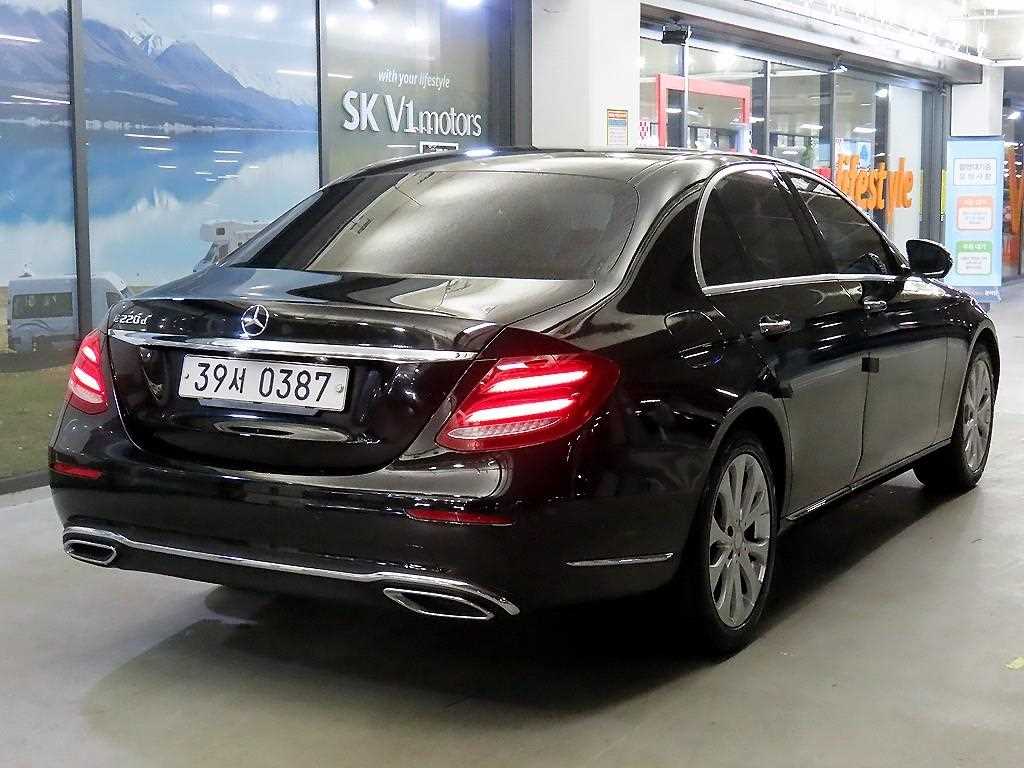 Mercedes Benz E class - Vista 4