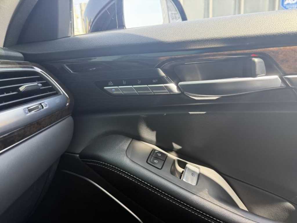 Genesis G90 - Vista 12