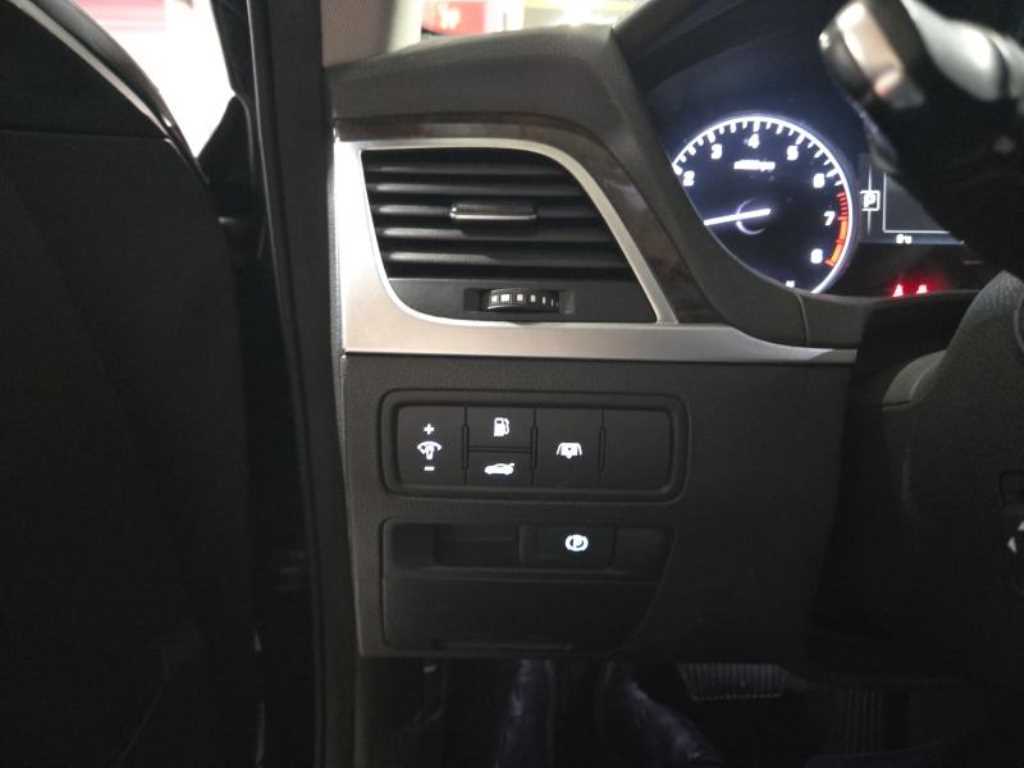 HYUNDAI Genesis - Vista 7