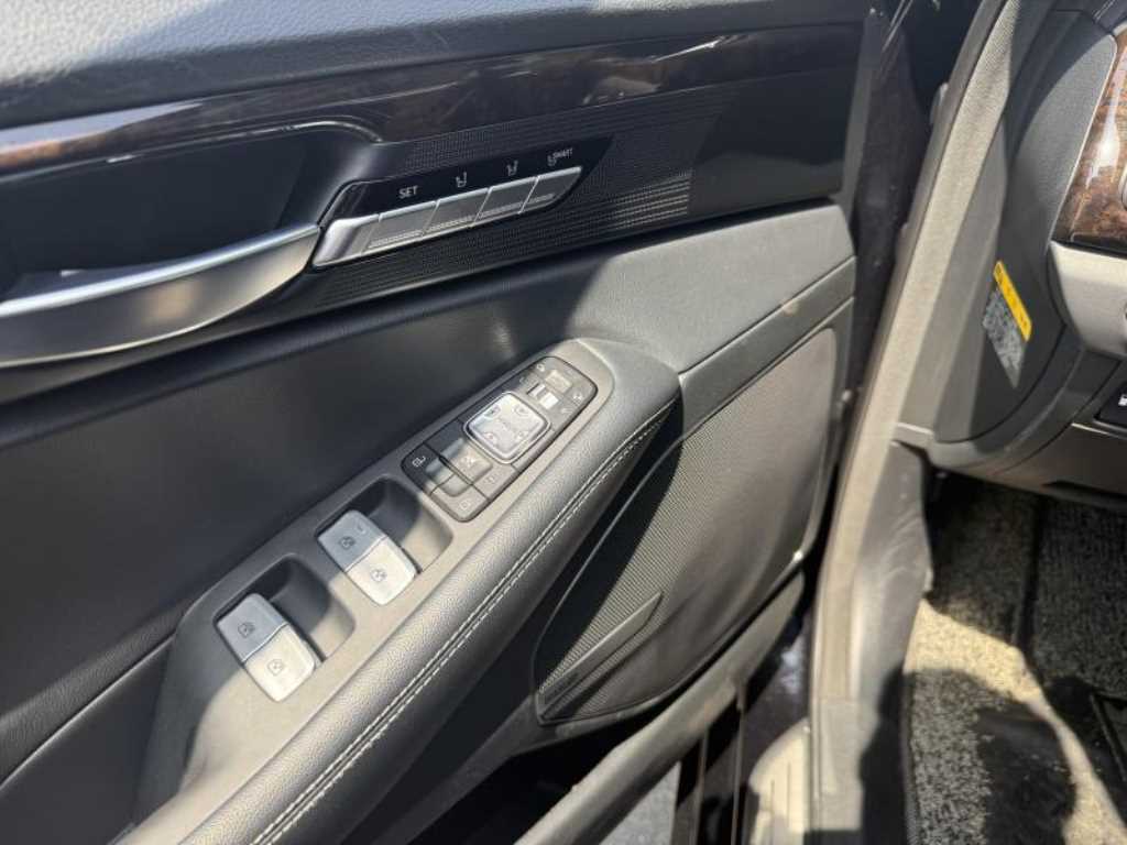 Genesis G90 - Vista 5