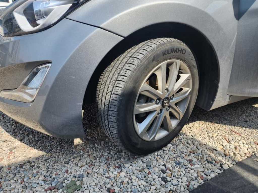 HYUNDAI Avante - Vista 9