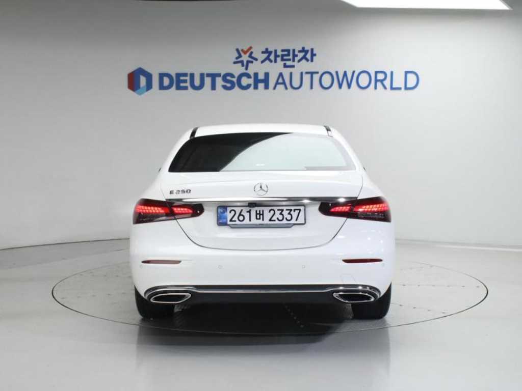 Mercedes Benz E class - Vista 4