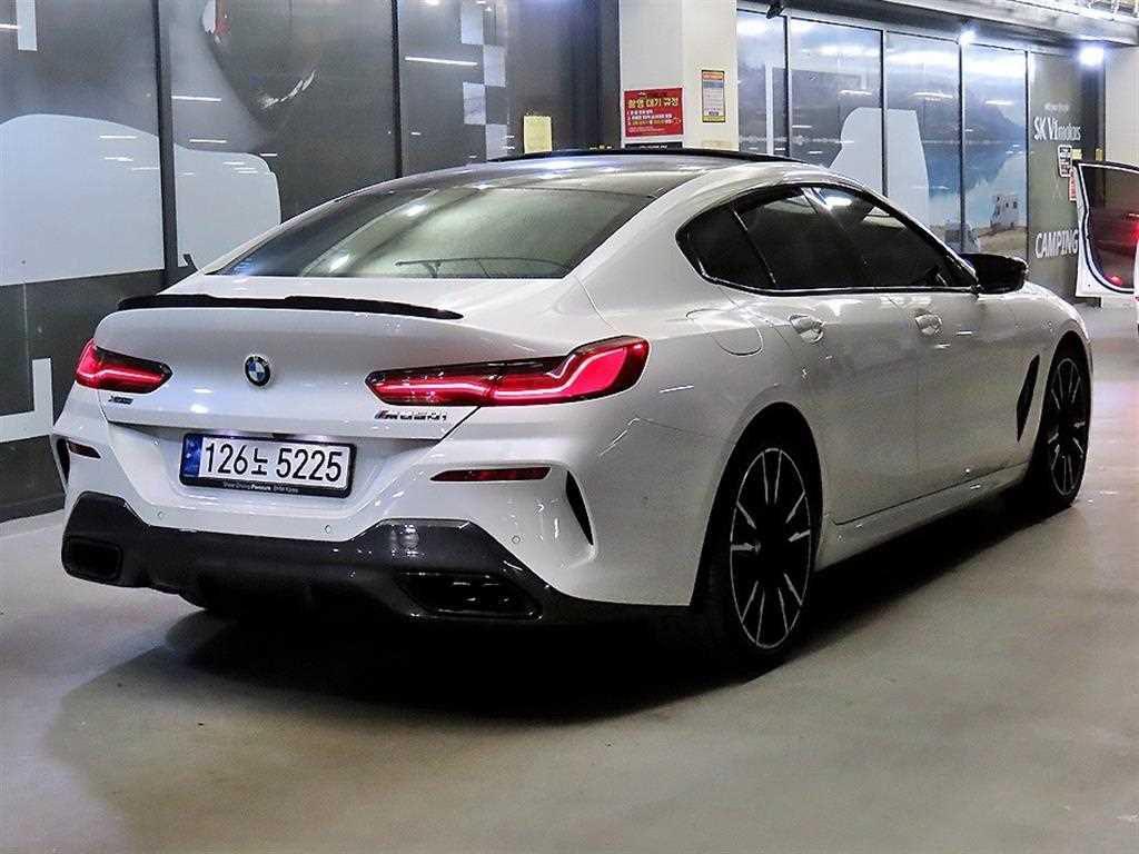 BMW 8 Series - Vista 4