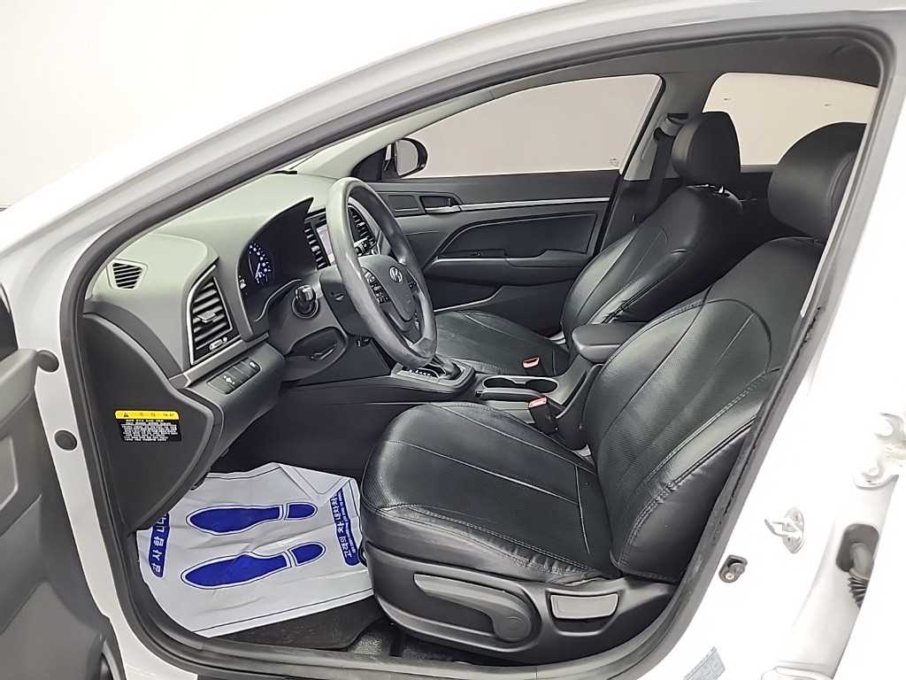 HYUNDAI Avante - Vista 11