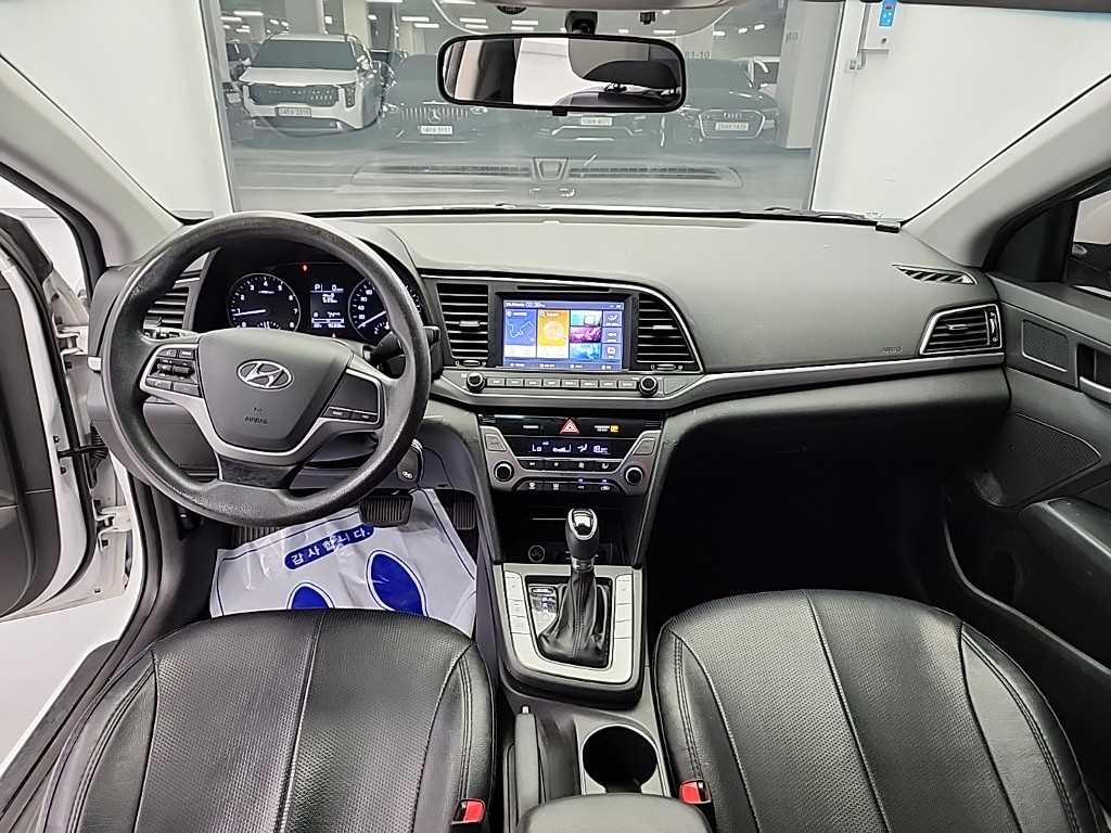 HYUNDAI Avante - Vista 7