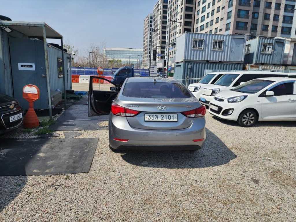 HYUNDAI Avante - Vista 10