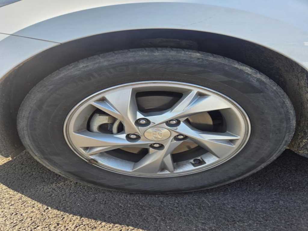 HYUNDAI Avante - Vista 9