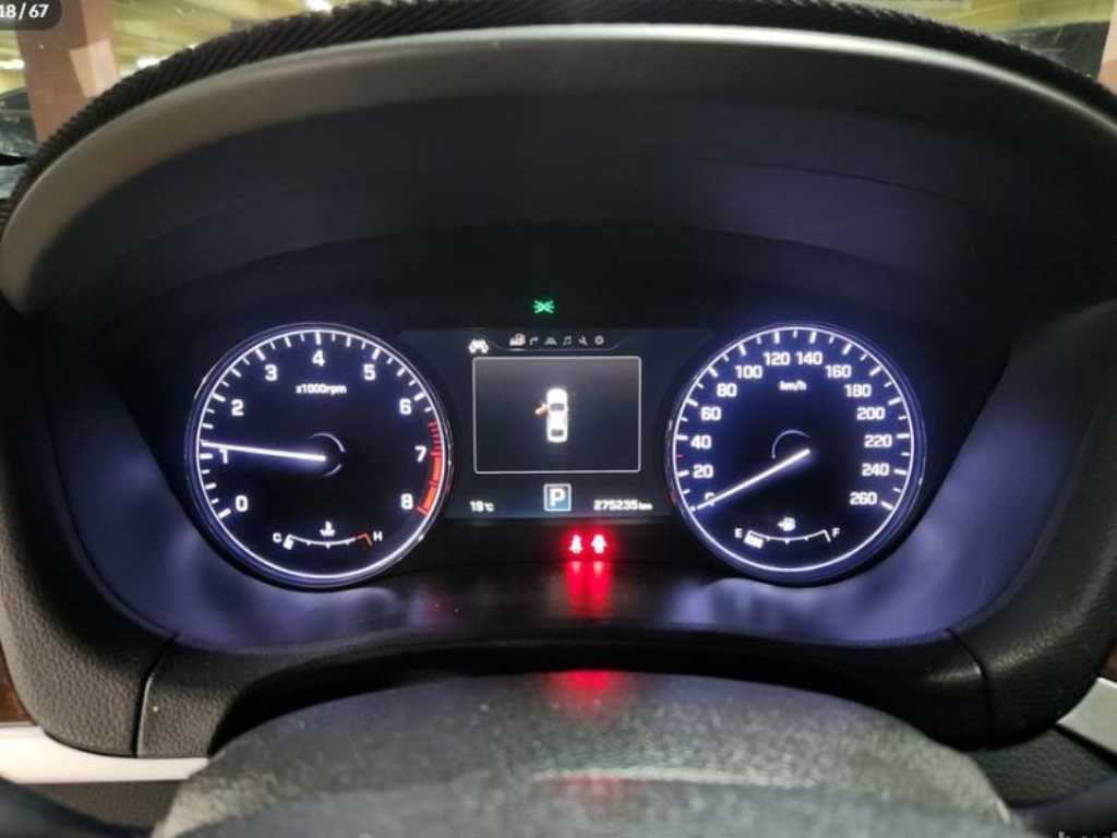 HYUNDAI Genesis - Vista 5