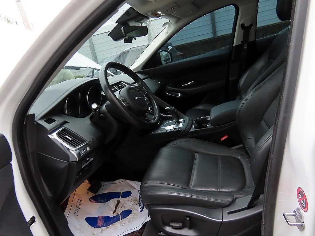 Jaguar E-PACE - Vista 5