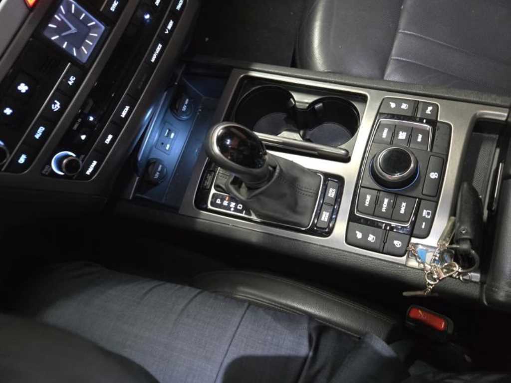 HYUNDAI Genesis - Vista 4