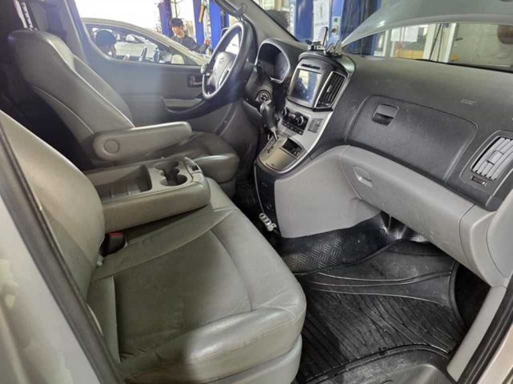 HYUNDAI Starex - Vista 5