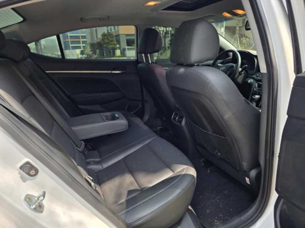 HYUNDAI Avante - Vista 9