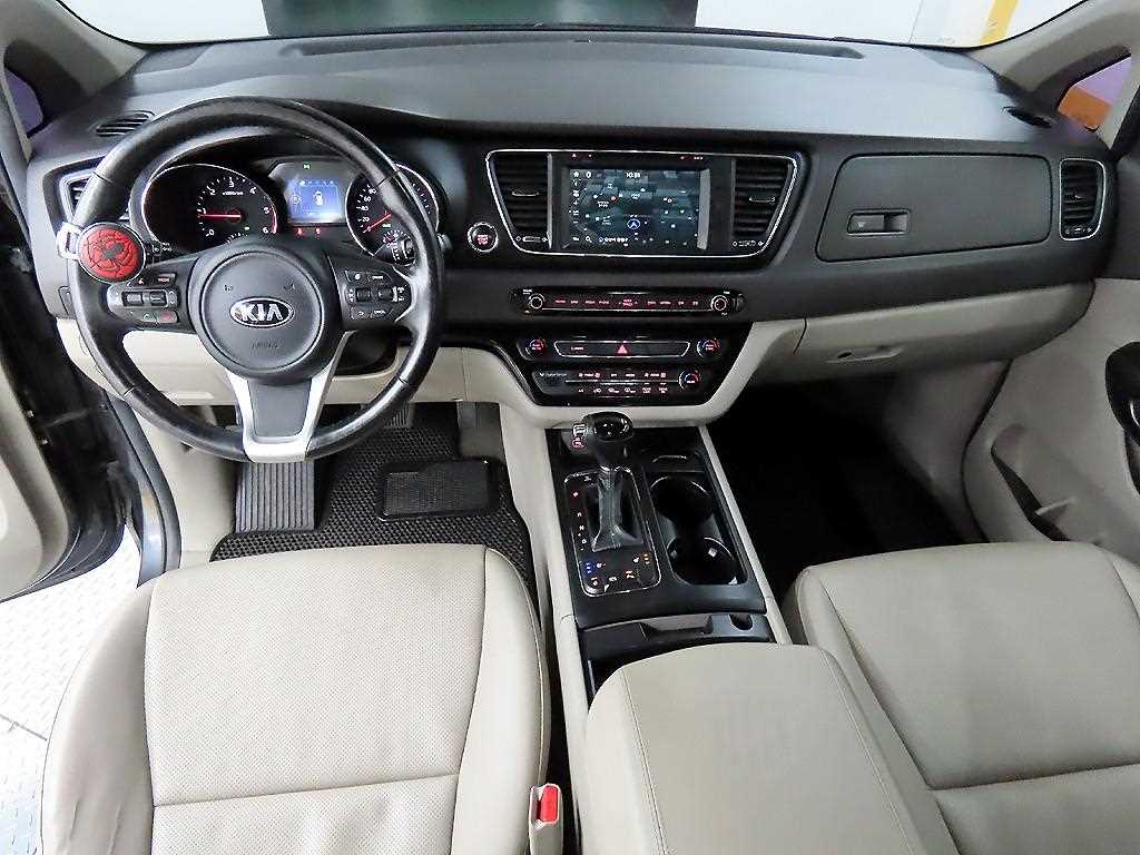 KIA Carnival - Vista 7