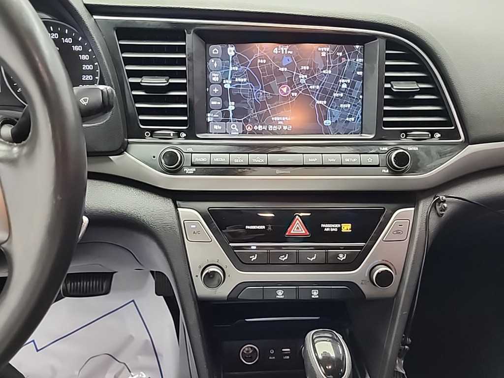 HYUNDAI Avante - Vista 10