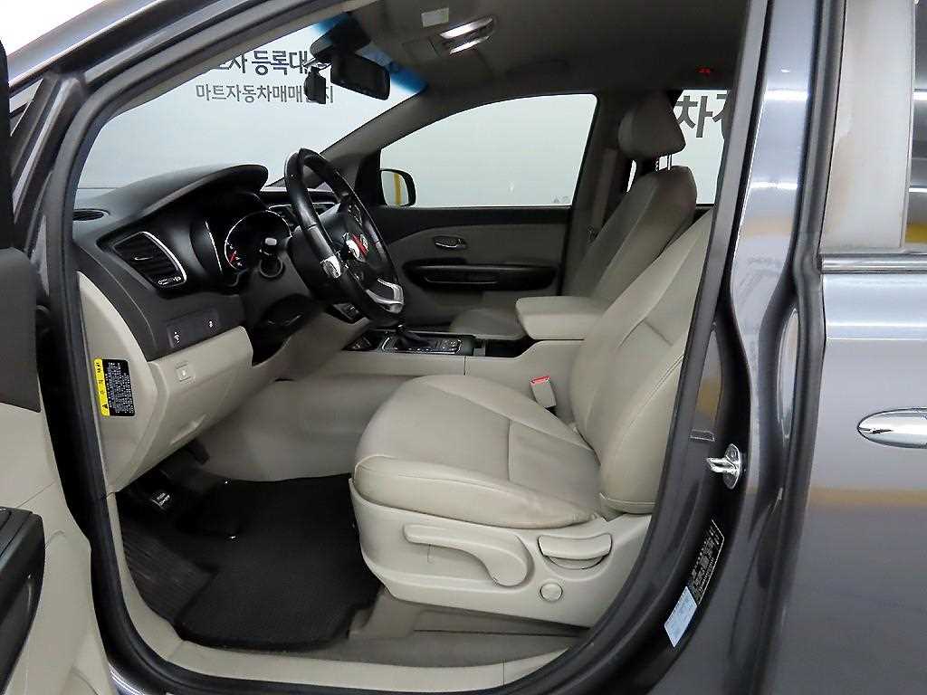 KIA Carnival - Vista 5