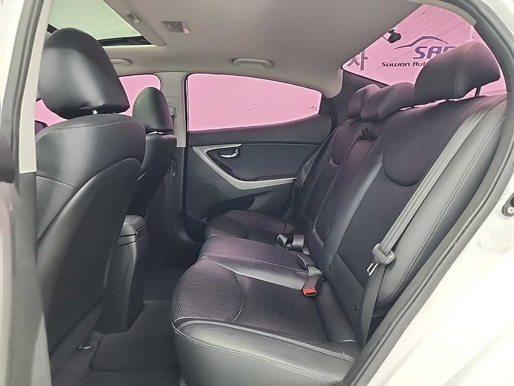 HYUNDAI Avante - Vista 12