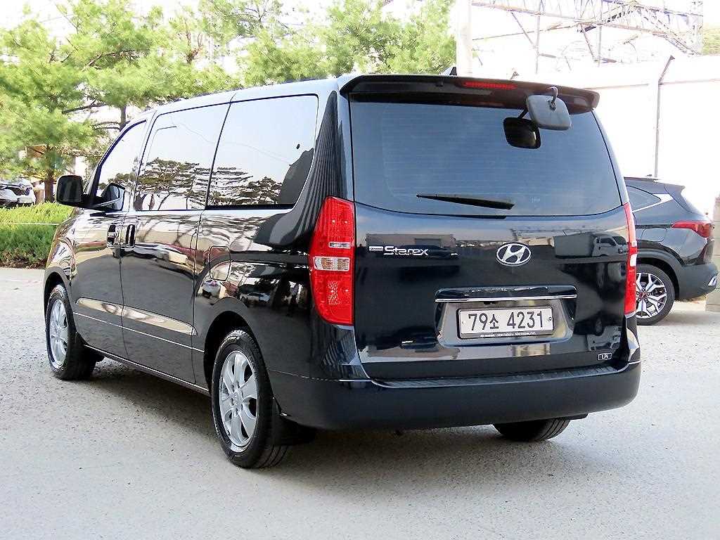 HYUNDAI Starex - Vista 3