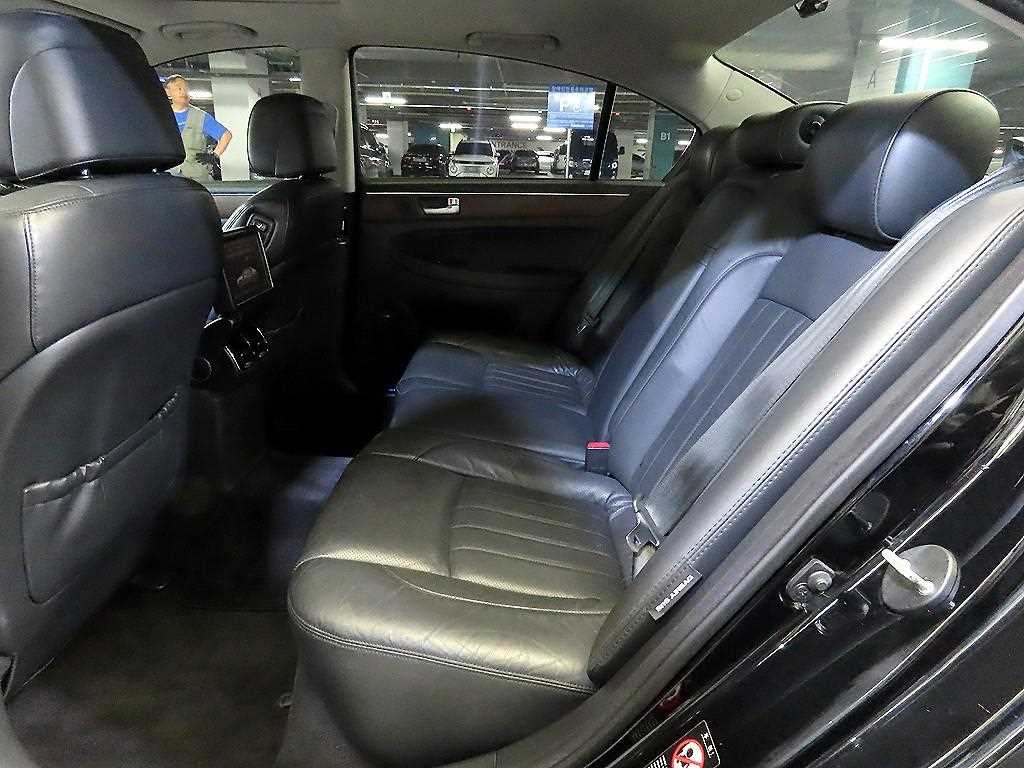 HYUNDAI Genesis - Vista 7