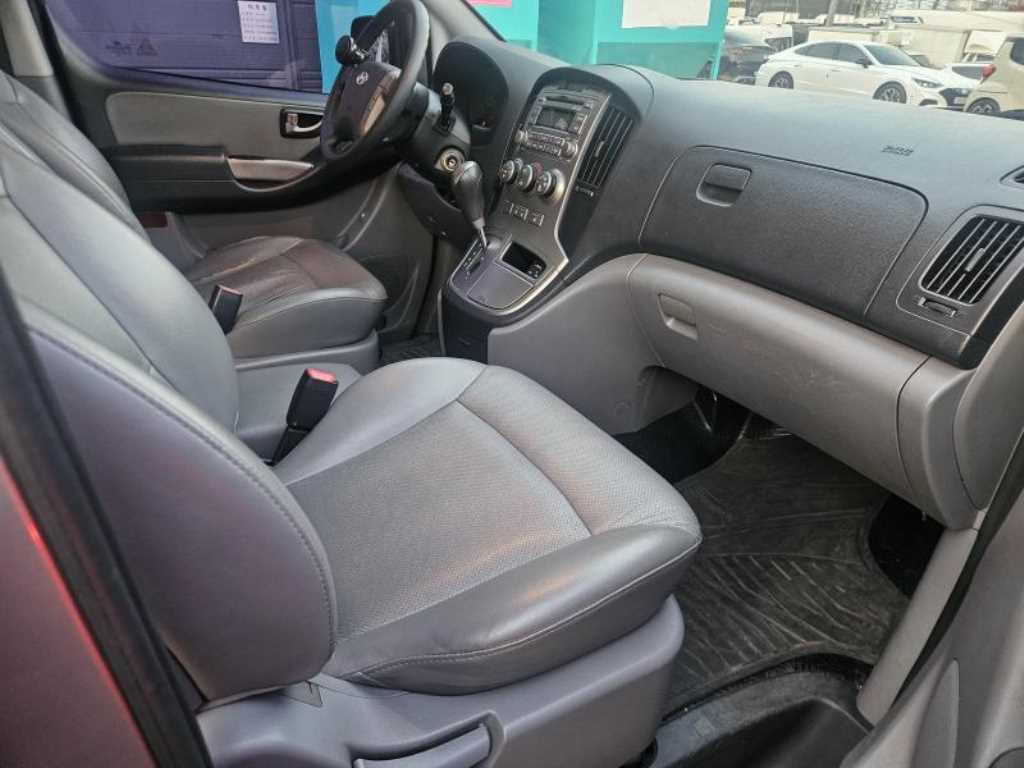 HYUNDAI Starex - Vista 5