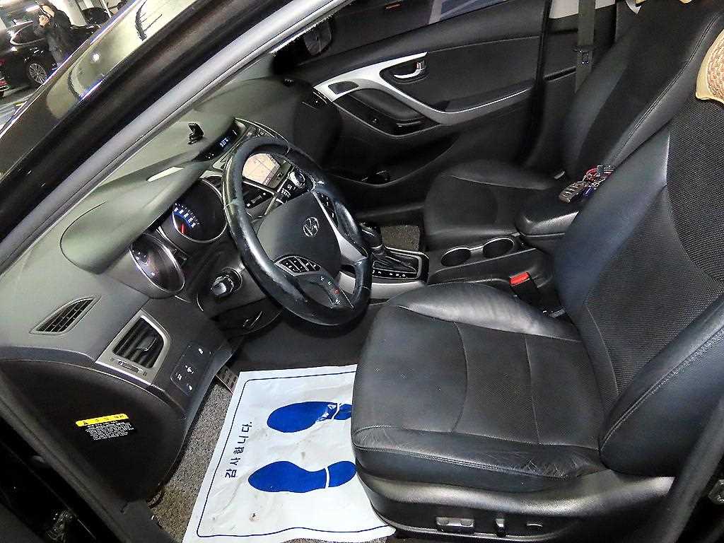 HYUNDAI Avante - Vista 6