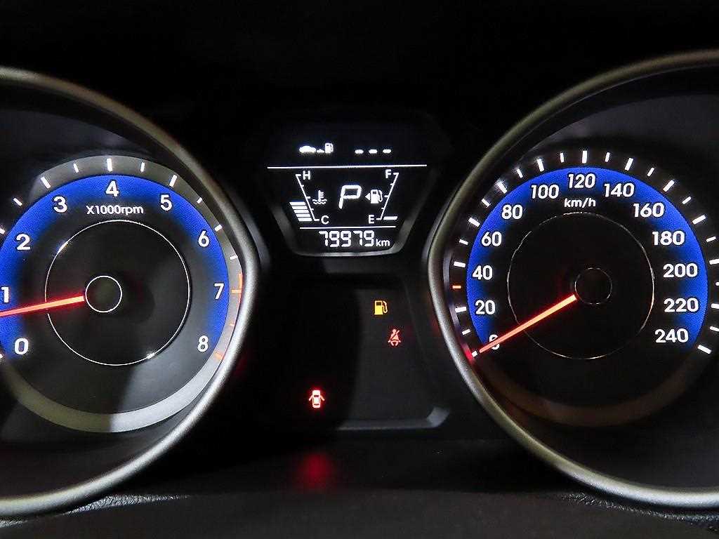 HYUNDAI Avante - Vista 9