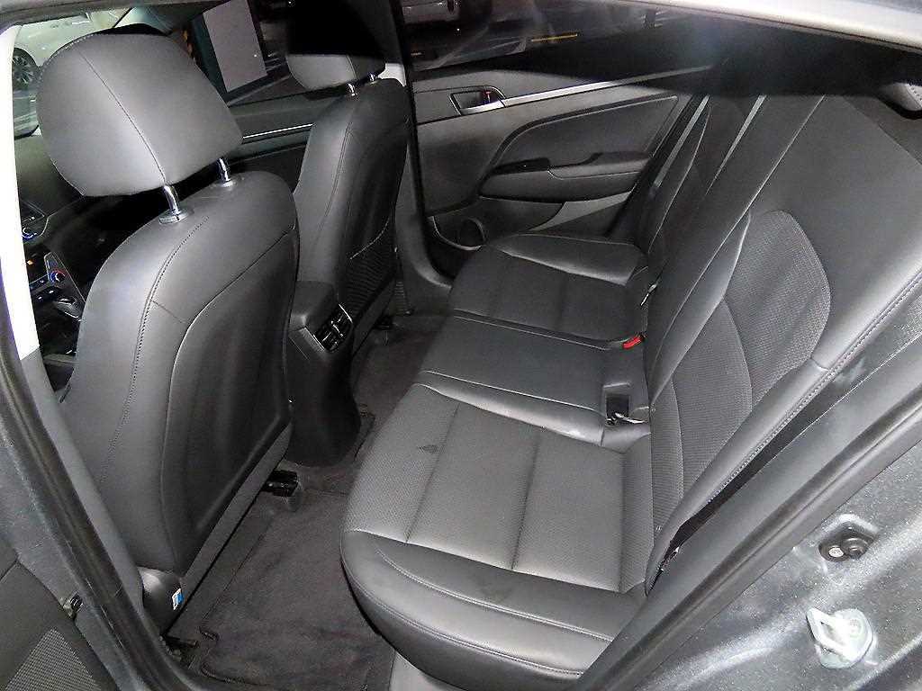 HYUNDAI Avante - Vista 7