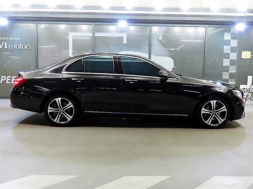 Mercedes Benz E class - Vista 3