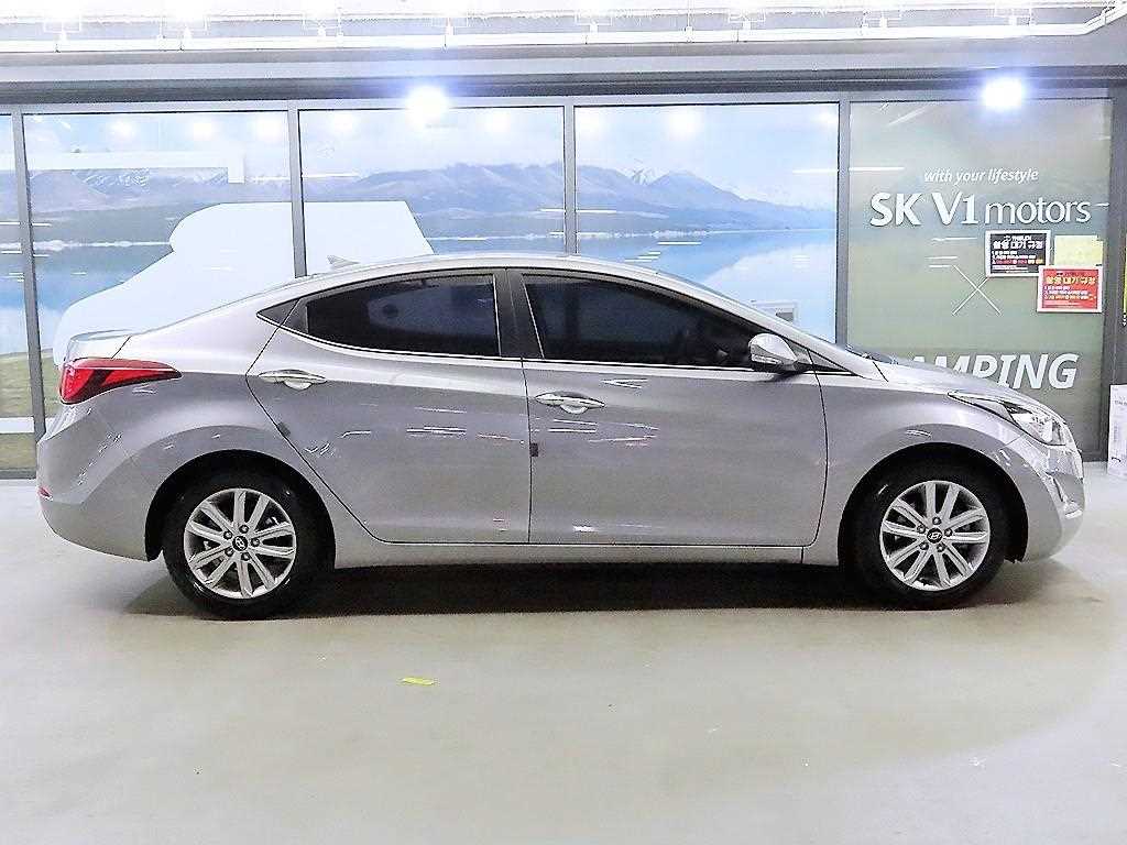 HYUNDAI Avante - Vista 3