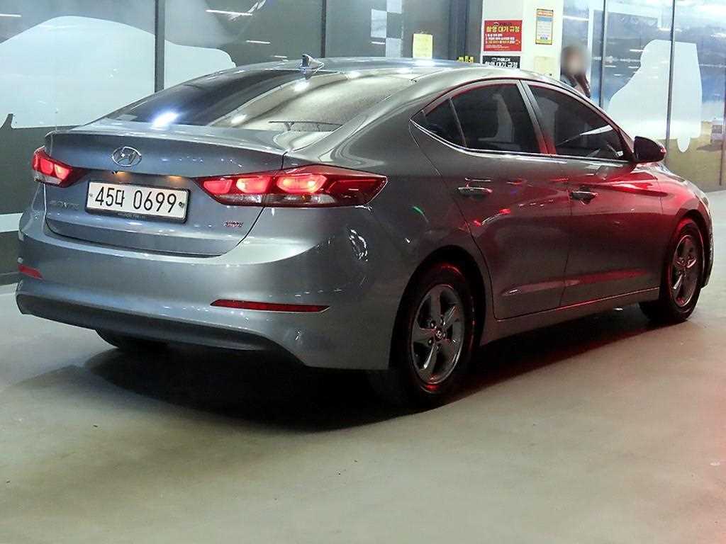 HYUNDAI Avante - Vista 4